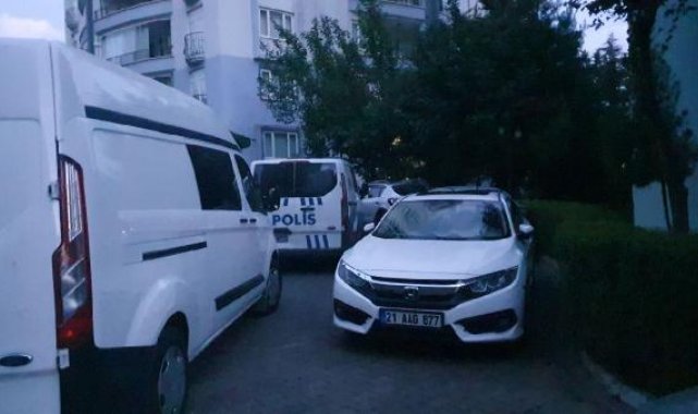 Annesi ve kız kardeşini odaya kilitleyip, babasının boğazını kesti