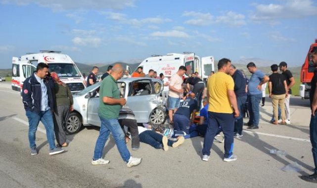 Antalya'da 2 otomobil çarpıştı; karı- koca ve torunları öldü, 4'ü çocuk 9 kişi yaralandı