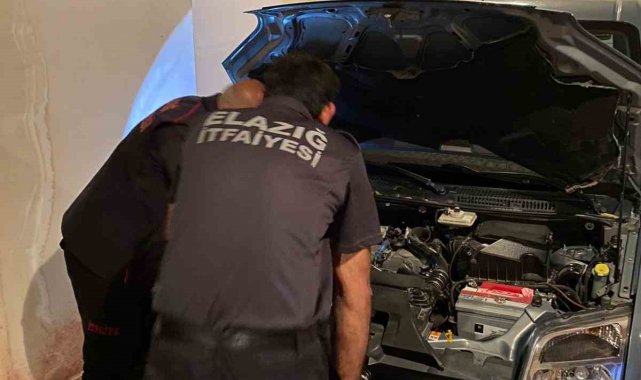 Aracın motoruna giren yılan, ekipler tarafından çıkartıldı