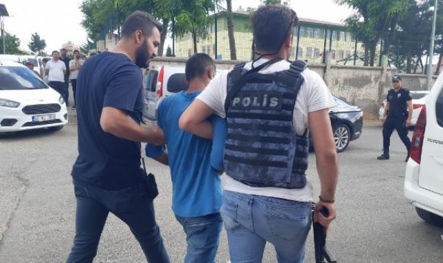 Arkadaşlık teklifini reddeden genç kızın evini silahla bastı, gözaltına alındı