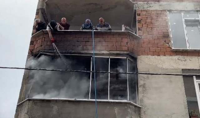 Arnavutköy'de 4 katlı binada yangın: Hortum ve kovalarla su taşıyarak söndürmeye çalıştılar