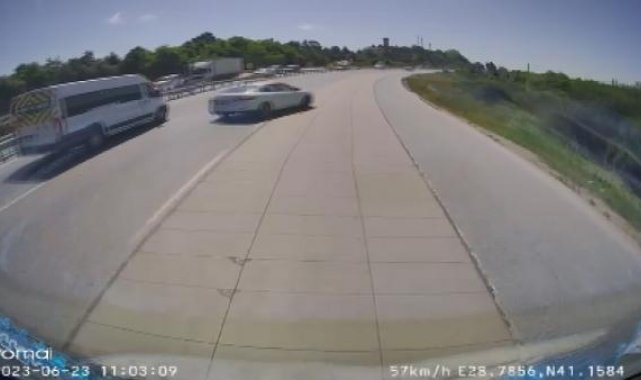Arnavutköy'de yol kenarına savrulan otomobil takla attı; kaza kamerada