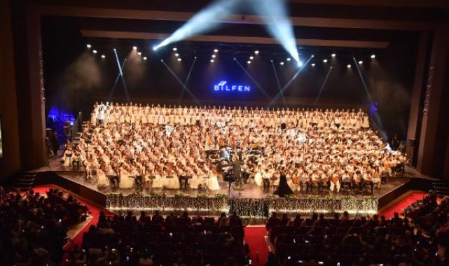 Aşkın Nur Yengi 500 öğrenciyle sahne aldı