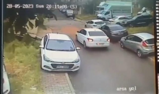Ataşehir'de savrulan iki otomobil arasından şans eseri kurtuldu