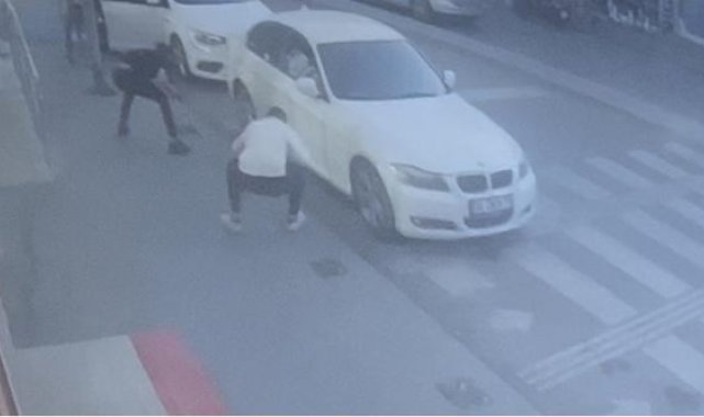 Ataşehir'de tekel bayi sahibini darbedip iş yerine ateş açan şüpheliler kamerada