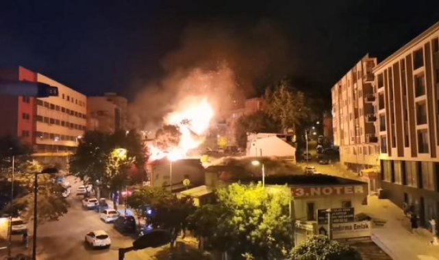 Atıkların depolandığı alanda çıkan yangında 3 iş yeri zarar gördü