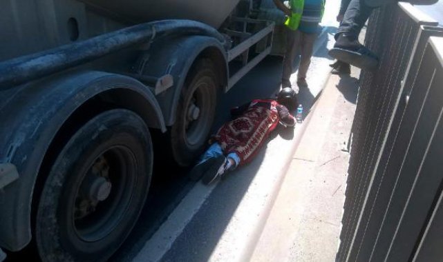 Avcılar'da beton mikserine montu takılan motosikletli metrelerce sürüklenerek yaralandı
