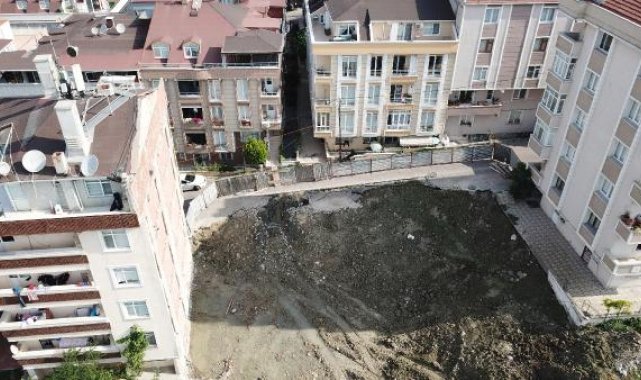Avcılar'da inşaat temeli kazılırken yolda göçük oluştu; bitişikteki bina zarar gördü