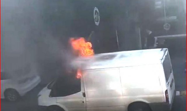 Avcılar'da yanan minibüsü damacana ile su dökerek söndürmeye çalıştılar