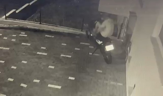 Ayağıyla kilidi kırdı, motosikleti çaldı