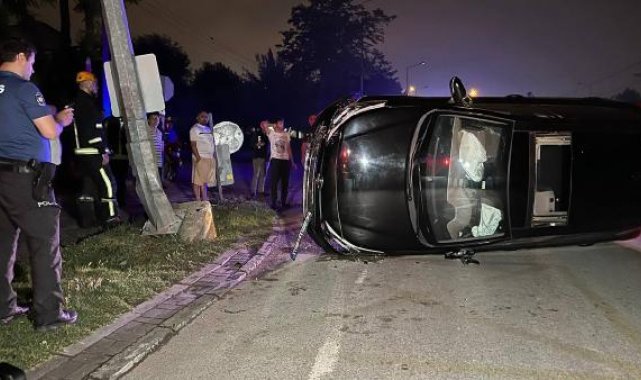 Aydınlatma direğine çarpan cip devrildi: 2 yaralı