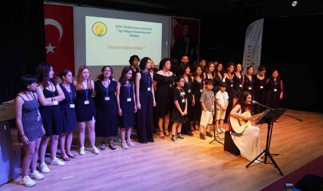 Ayvalık Belediye Tiyatrosu'na iki ödül daha geldi.