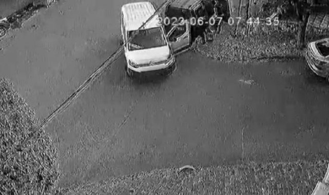 Bağcılar'da park halindeki araçtan hem ses sistemini hem de kargo paketlerini çaldılar