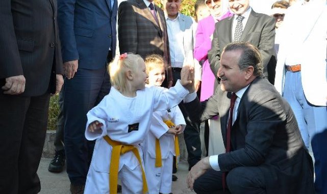 Bakan Osman Aşkın Bak, öğrencileri GSB spor okullarına davet etti