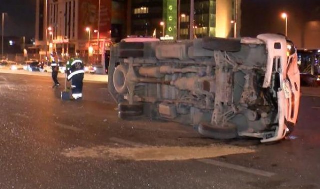 Bakırköy D-100 Karayolu'nda otomobilin çarptığı kamyonet yan yola geçerek devrildi: 4 yaralı