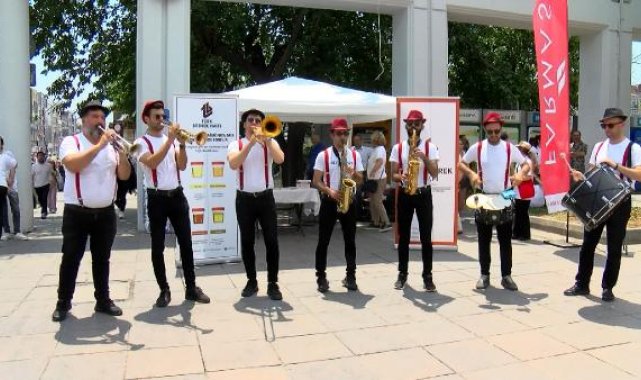 Bakırköy'de 'Seninki ne renk?' etkinliğiyle böbrek sağlığına dikkat çektiler