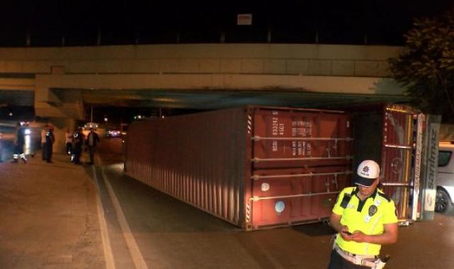 Bakırköy'de üst geçide çarpan TIR devrildi