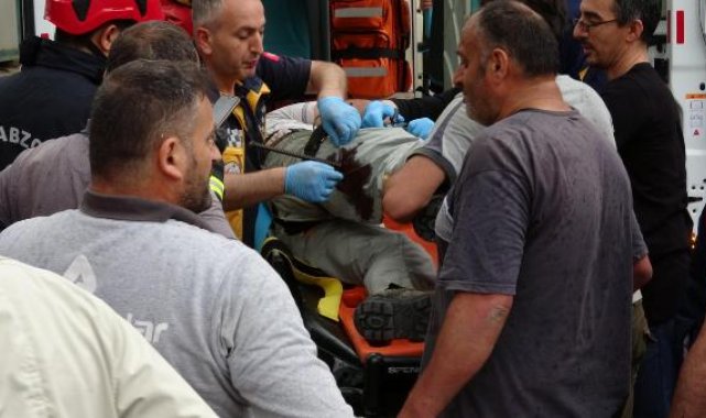 Baldırına saplanan demirle hastaneye kaldırıldı
