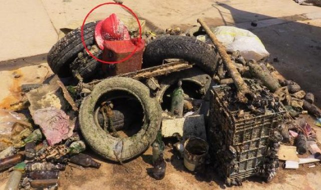 Bandırma'da dip temizliğinde denizden itfaiyeci bareti de çıktı