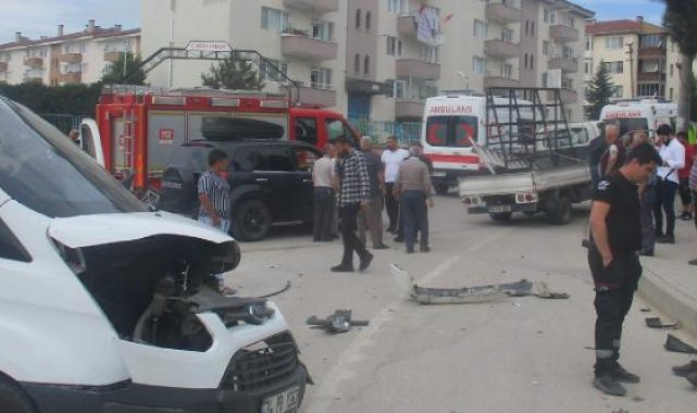 Bankaya para taşıyan minibüs ile kamyonet çarpıştı; 2 yaralı