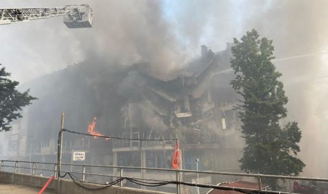 Başakşehir İkitelli Organize Sanayi bölgesinde yangın; binanın duvarları çöktü