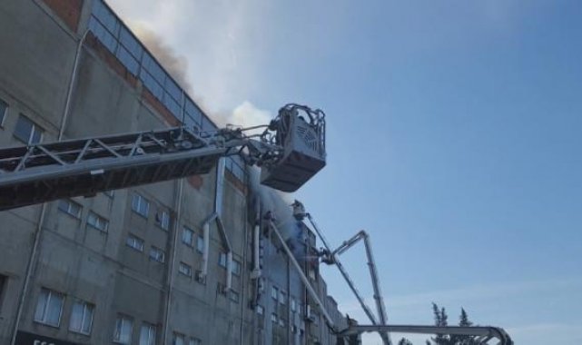Başakşehir İkitelli Organize Sanayi Bölgesinde yangın: Mahsur kalan 8 kişi kurtarıldı