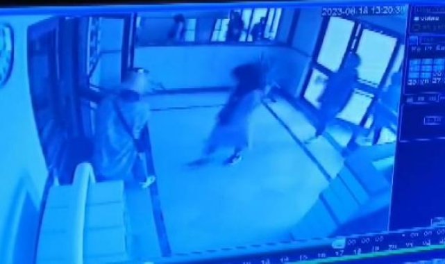 Başakşehir'de 3 daireden ziynet eşyası ve antikaları çalan şüpheliler kamerada