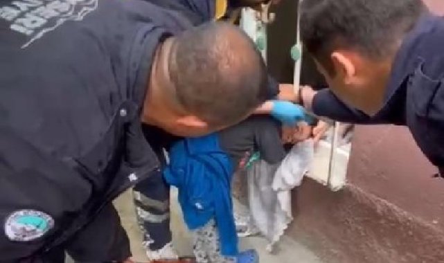 Başı pencerenin demir korkuluklarına sıkışan çocuk kurtarıldı