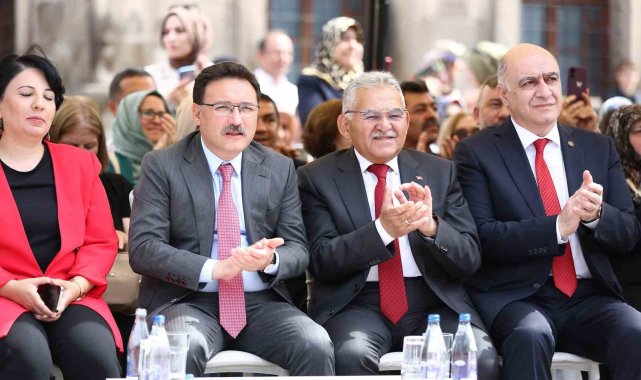 Başkan Büyükkılıç ve Vali Çiçek, Kayseri Lisesi Mezuniyet Töreni'nde öğrencilerle buluştu