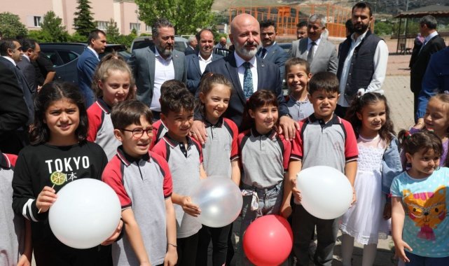 Başkan Çolakbayrakdar, öğrencilerin karne heyecanını paylaştı