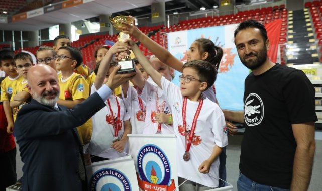Başkan Çolakbayrakdar, satranç turnuvasının ödüllerini verdi
