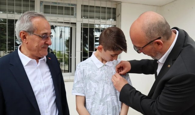 Başkan Önsay'dan Kur'an-ı Kerim'i Güzel Okuma Yarışması Türkiye üçüncüsüne ödül