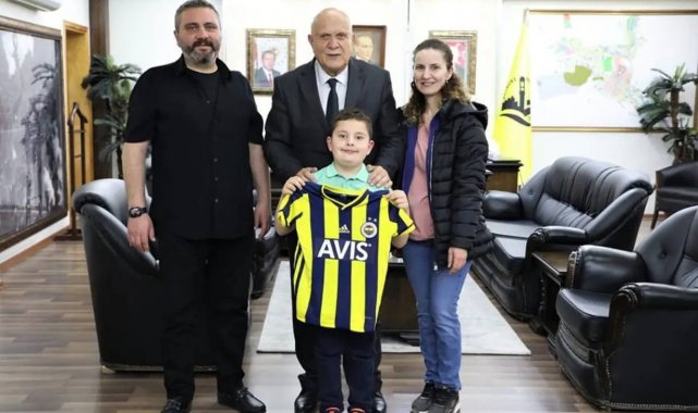 Başkan Pekmezci kumbarasındaki parasını depremzedelere gönderen minik Ömer'e forma hediye etti