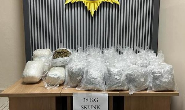 Batman'da polisin 'dur' ihtarına uymayan otomobilden 38 kilo uyuşturucu ele geçirildi