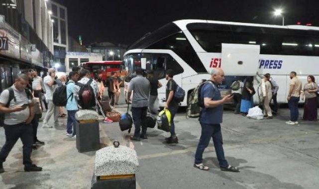 Bayram tatili öncesi otogarda akşam yoğunluğu