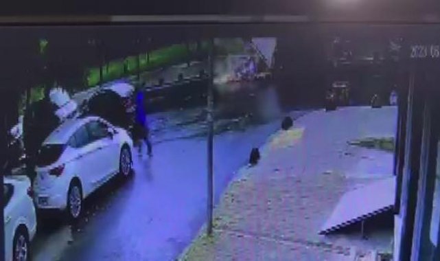 Bayrampaşa'da meşrubat yüklü kamyonet devrildi: Kaldırımdaki kadın yaralandı