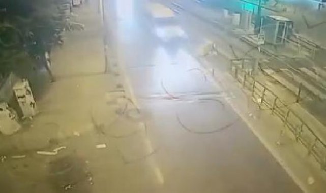 Bayrampaşa'da servis minibüsü duvara çarptı; kaza anı kamerada