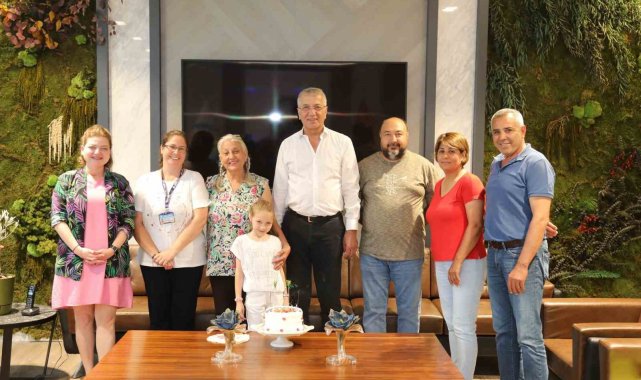 Belediye faaliyetlerine gönüllü olarak katılan Mina'ya doğum günü sürprizi