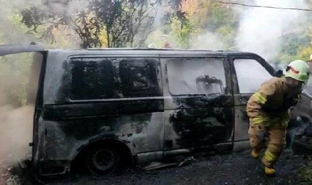 Beykoz'da park halindeki kapalı kasa minibüs alev alev yandı