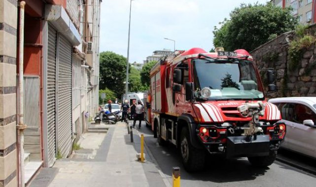 Beyoğlu'nda 3'üncü kattan düşen işçi ağır yaralandı