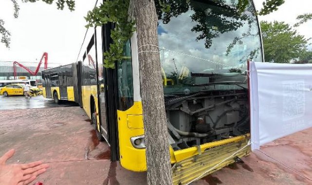 Beyoğlu'nda İETT otobüsü 6 araca çarptı-1