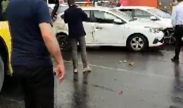 Beyoğlu'nda İETT otobüsü 6 araca çarptı
