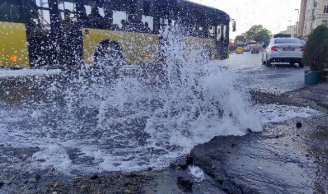 Beyoğlu'nda su borusu patladı
