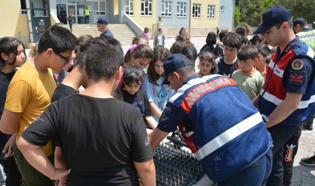 Bigadiç'te öğrenciler ile jandarma ile buluştu