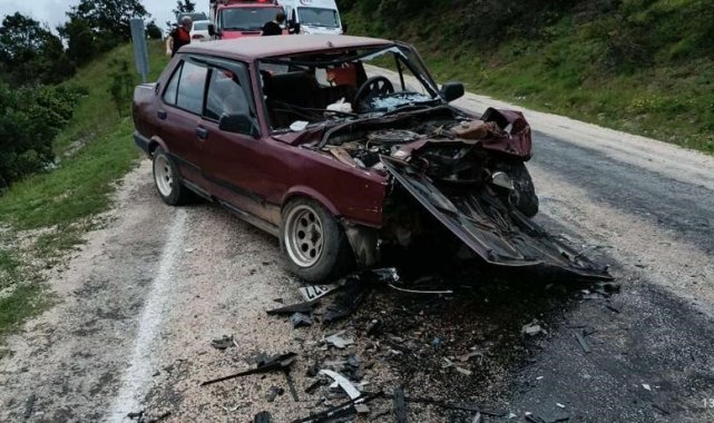 Bilecik'te iki otomobil kafa kafaya çarpıştı, 1 kişi hayatını kaybetti
