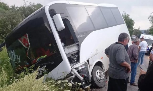 Bilecik'te midibüs ile otomobil çarpıştı: 11 yaralı
