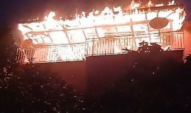 Binanın çatısı alevlere teslim oldu