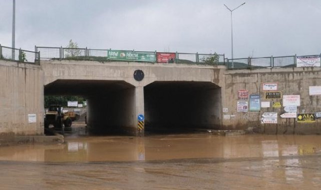 Bingöl'de sağanak; iş yerlerini su bastı