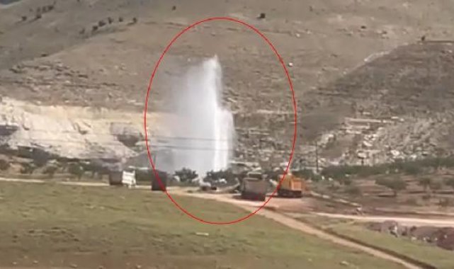 Boru patladı; tazyikli su metrelerce yükseğe fışkırdı