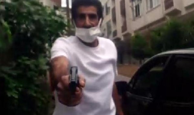 Boşanma aşamasındaki eşine sokak ortasında silah doğrultup, tehdit etti